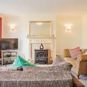 2 Bed House W/ Garden And Free Parking! Cheltenham