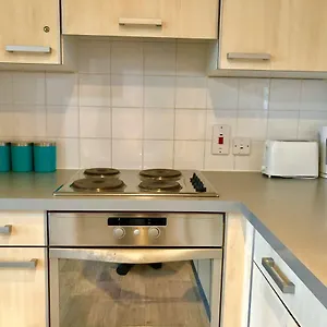 2-bedrooms-modern-apartment-lounge-full-kitchen-balcony.brighton-hotels-england.com/